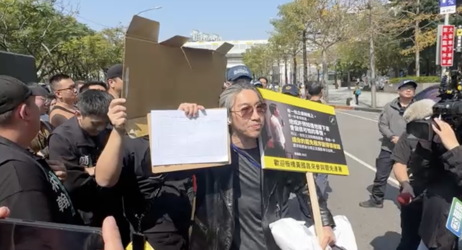 史書華突襲簽名鬧場摔倒搶版面？ 黃國昌：來蹭聲量的 素質低落！