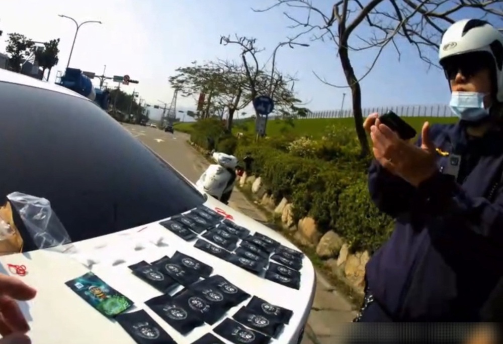 毒蟲車禍慌張惹警疑 草叢內搜出丟包喪屍煙彈送辦 246 248250323a04