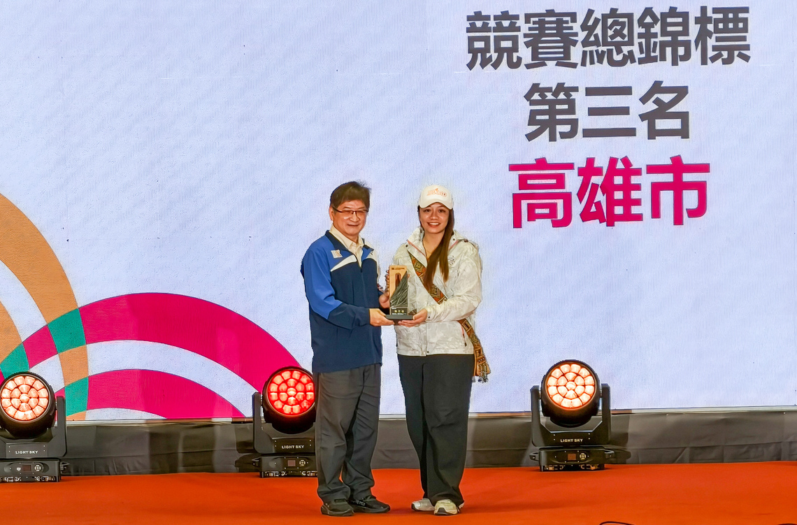 高雄市此次獲得競賽總錦標第三名,由高雄市原民會主委阿布斯代表受獎。(高雄市運發局提供)