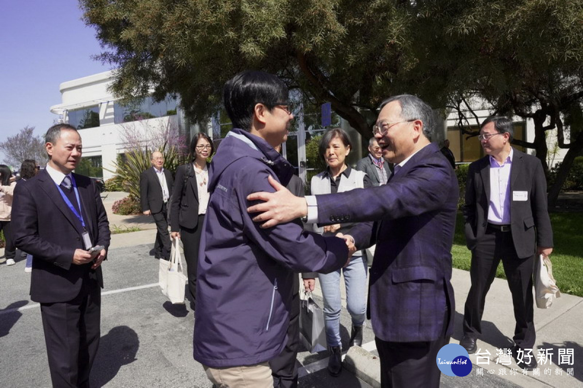 ▲高市府團隊美超微總部，與創辦人、董事長梁見後進行深度交流。