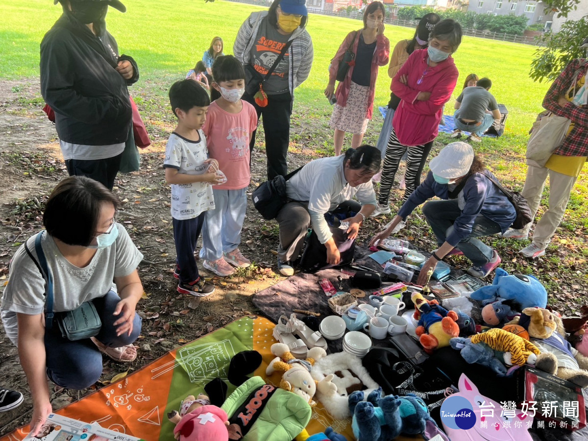 免廢市集民眾設攤情形