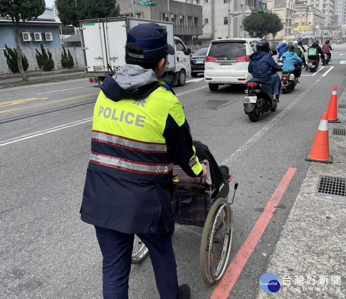 輪椅男獨腳蹬地倒退購物，中壢警暖心護送平安到家。
