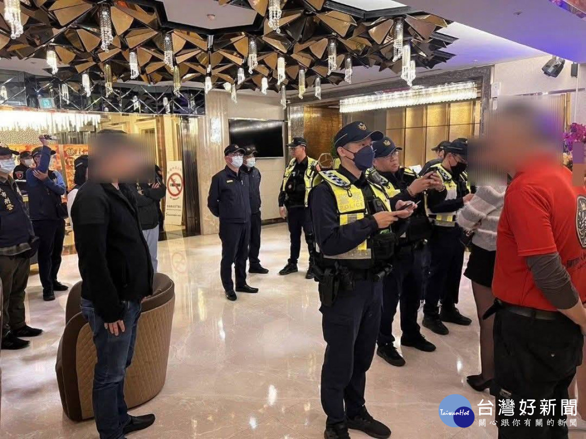 桃園警分局長王智民率領同仁前往轄區內各治安慮場所臨檢查察，維護轄區治安平穩。