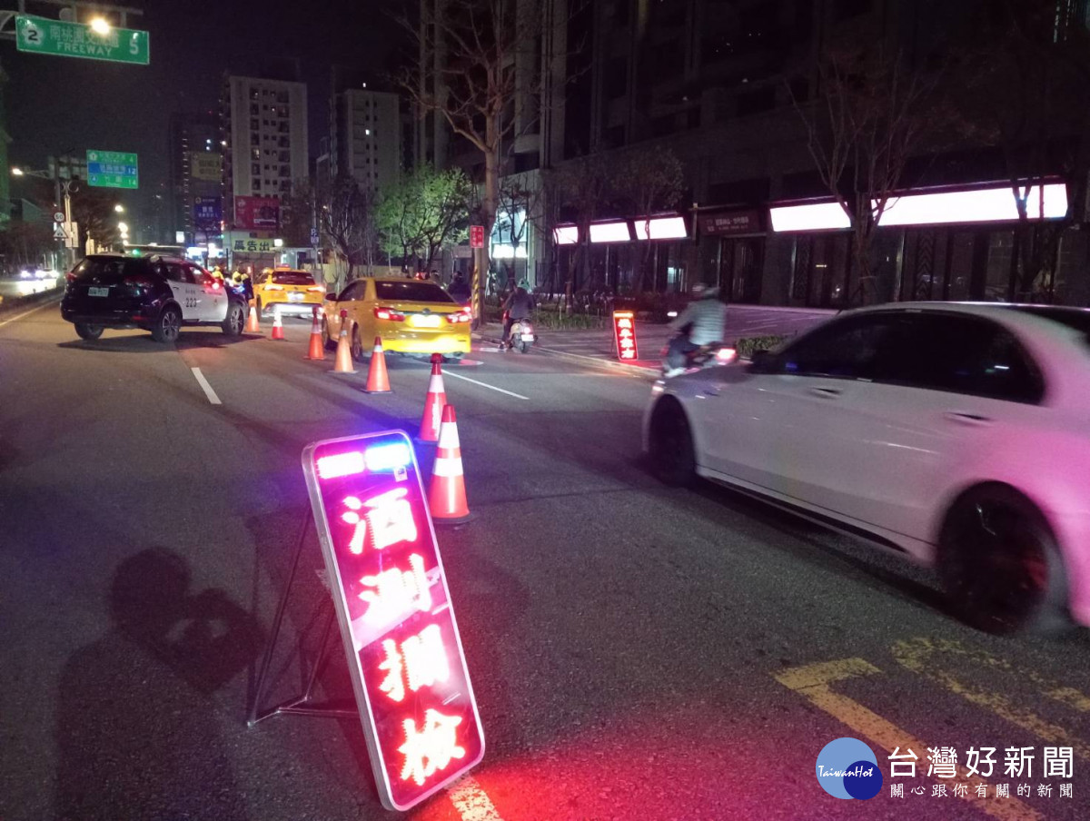 桃園分局於高發事故路口執行封鎖式路攔檢，加強酒後駕車取締。