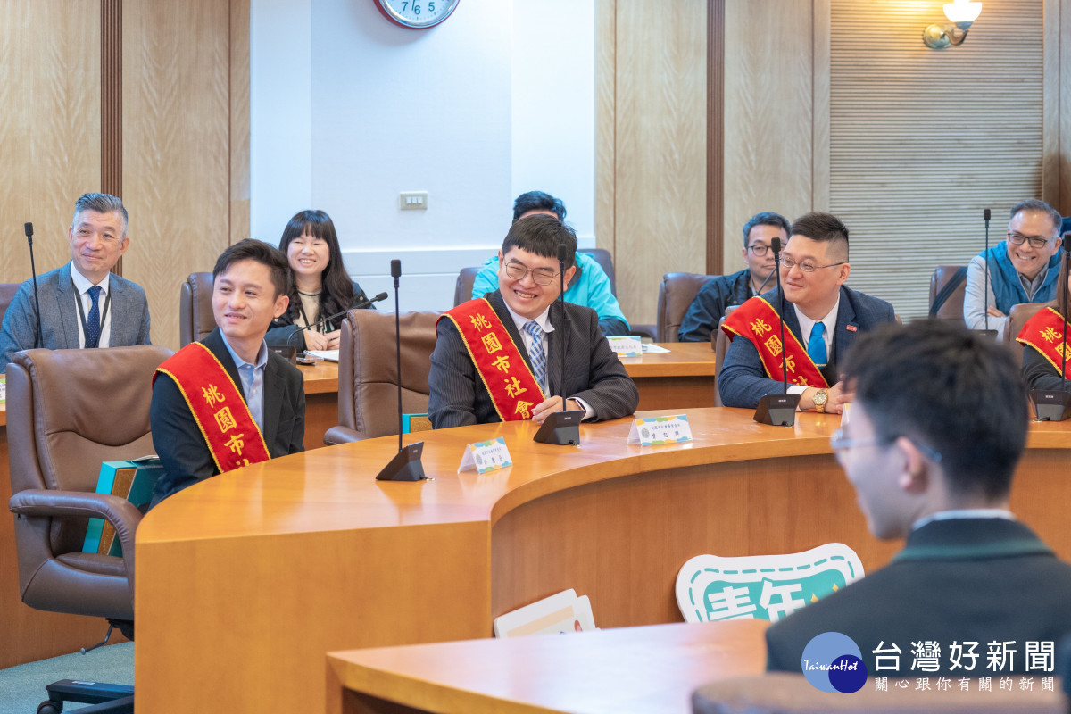 優秀青年與張市長對談。