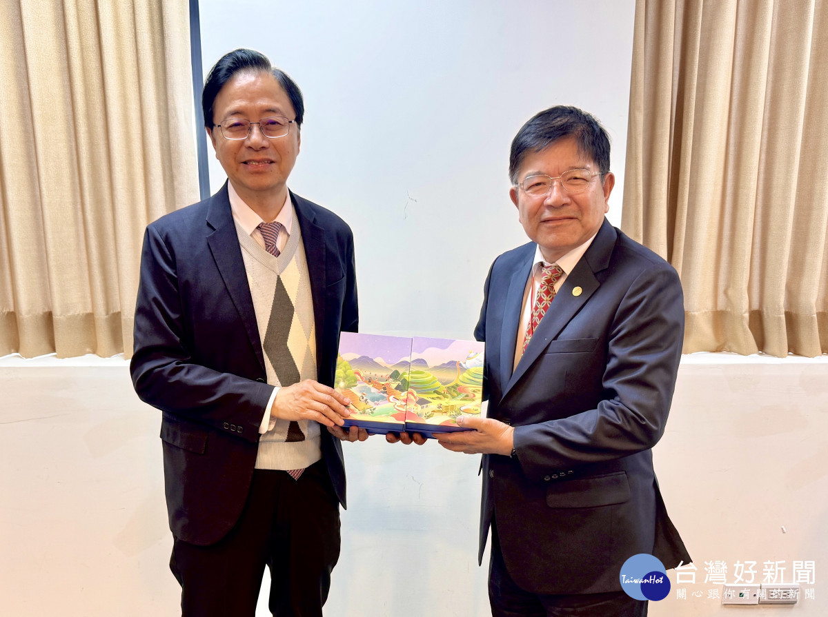 桃園市張善政市長致贈桃園客家特色精品禮盒予全球台灣客家聯合總會黎萬棠總會長(右)。