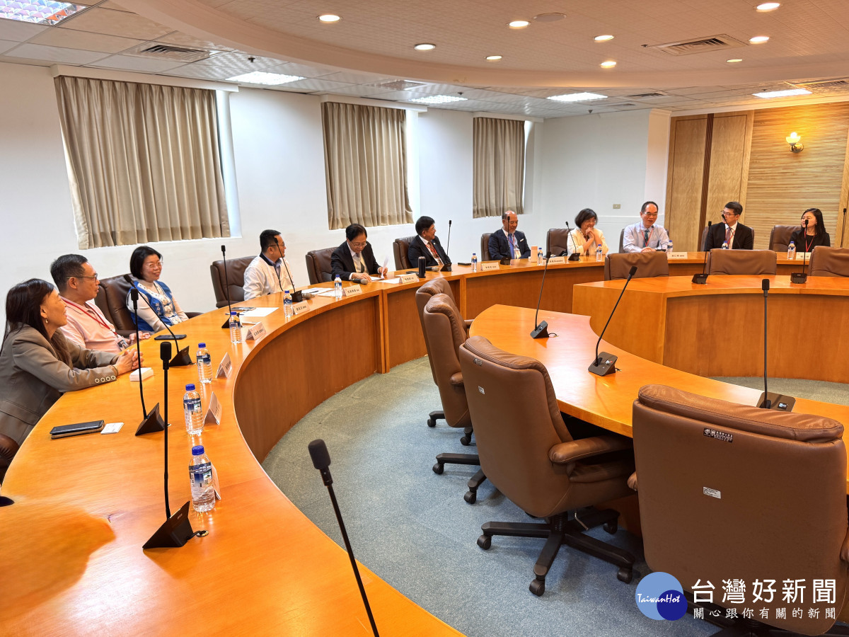 全球台灣客家聯合總會一行與桃園市政府,針對合作推廣客家文化事宜,進行意見交流。