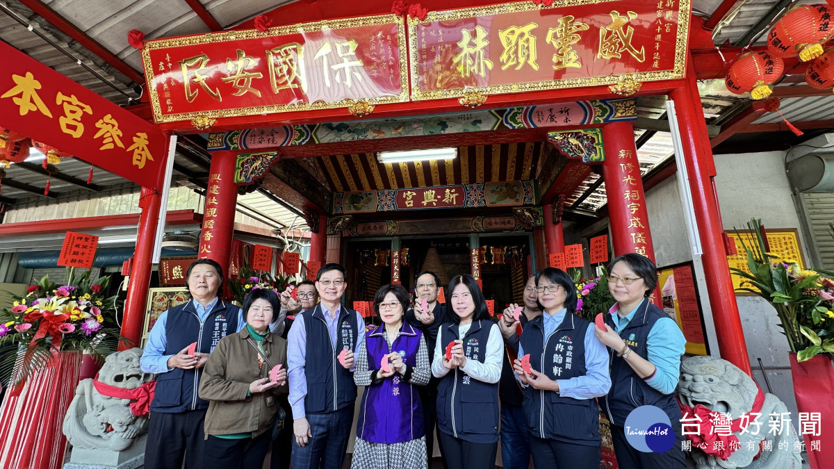 台中市府及立法院今日同時贈匾予白冷新興宮,與會來賓於筊上簽名見證歷史。