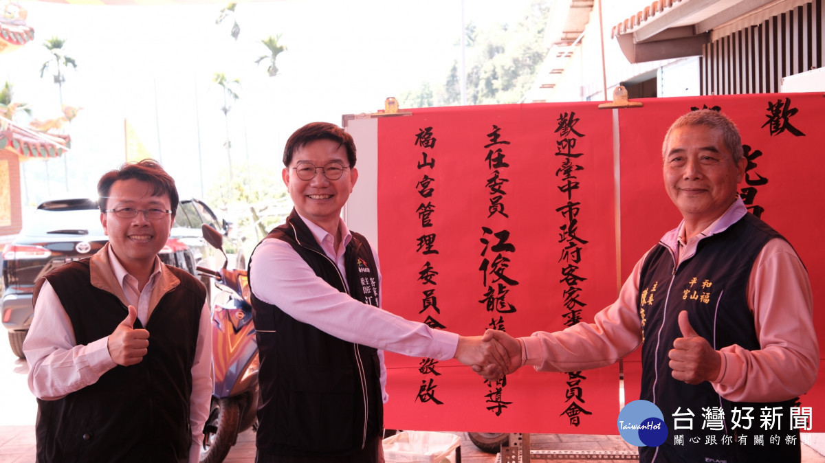 福山宮主委陳奕正(右)推動客家文物典藏。