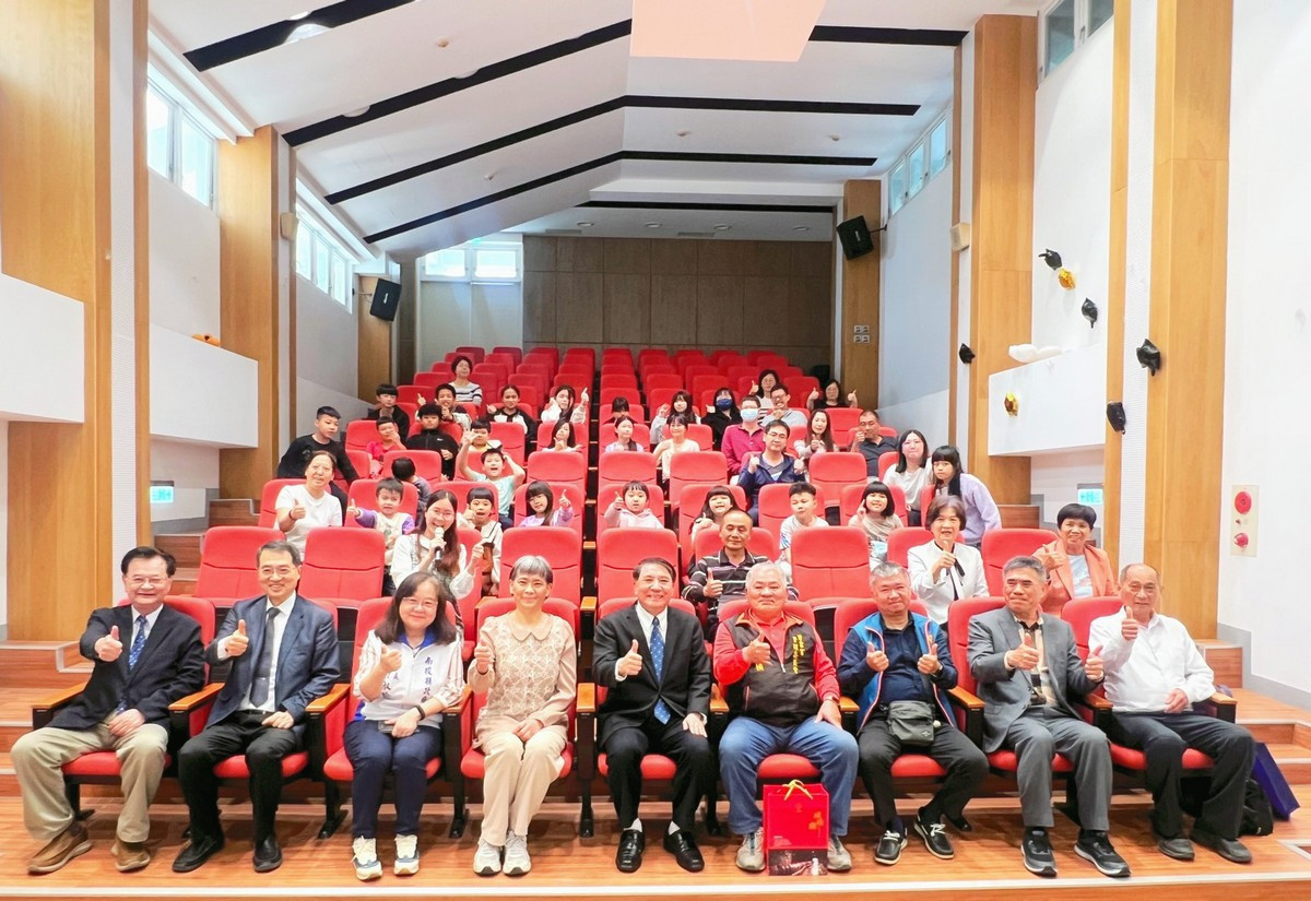 國立海洋大學校長許泰文獲頒北港國小「榮譽校友」,到場祝賀貴賓合影。(暨大提供)