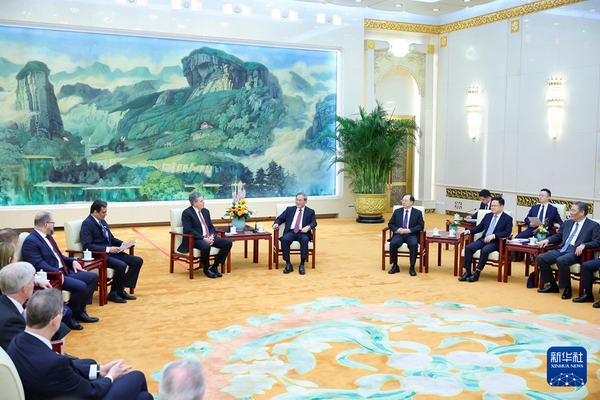 曾經在中國經商的美國參議員戴恩斯,和中國國務院總理李強見面,試圖為接下來的兩國元首見面打下基礎。翻攝新華網