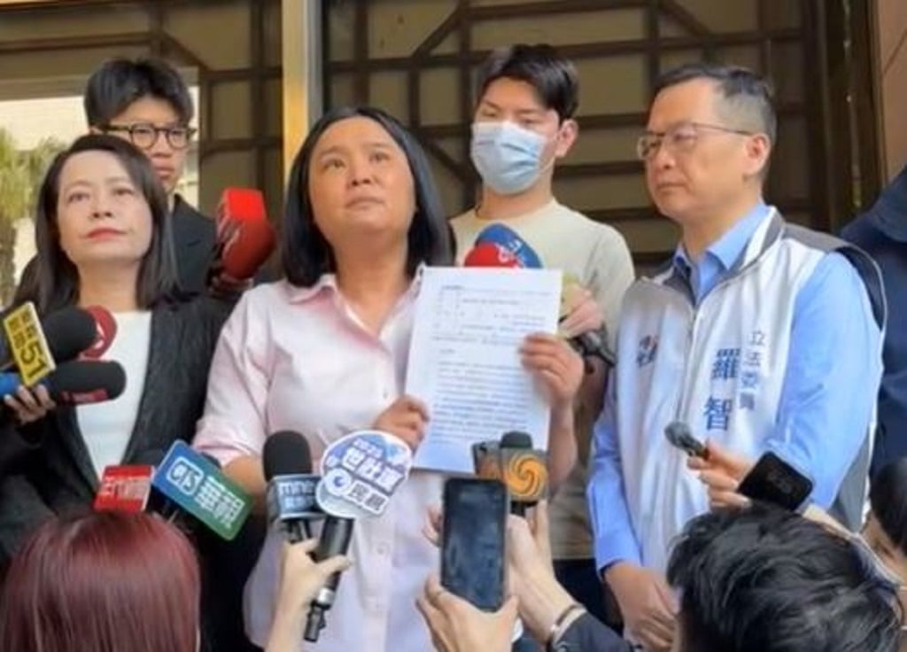 藍委陳玉珍(中)等人24日赴北檢告發民團偽造罷免連署,陳也喊話北檢比照南檢辦案方式。翻攝國民黨臉書