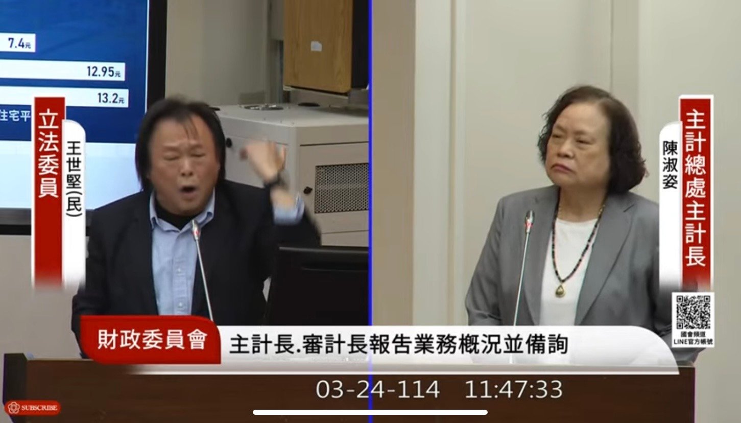 國民黨主張普發一萬元現金,傳出主計長表示明年預算最快8月送到立法院,被少數媒體解讀成最快9月就可領到,民進黨立委王世堅急得在質詢台上要主計長陳淑姿講清楚,沒有要發現金。翻攝立法院直播