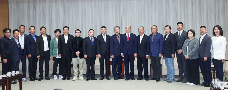 立法院長韓國瑜(右8)24日在立法院接見全國地方議會正副議長聯誼會成員,並合影留念。 中央社