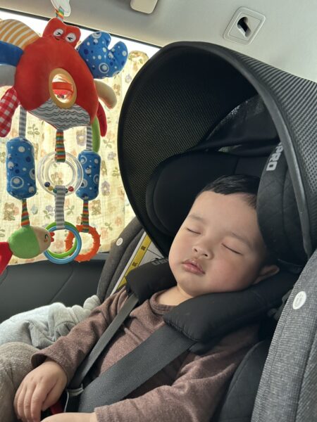 長時間坐在安全座椅上容易讓寶寶煩躁,此時可以準備簡單的小活動來吸引注意力。圖/曾璟星