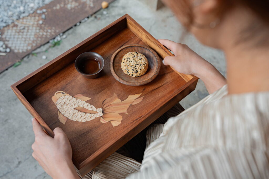 2024「臺灣綠工藝Taiwan_Green_Craft」認證作品「鑲花工藝托盤-金魚-OakCherry」。(圖/工藝中心提供)