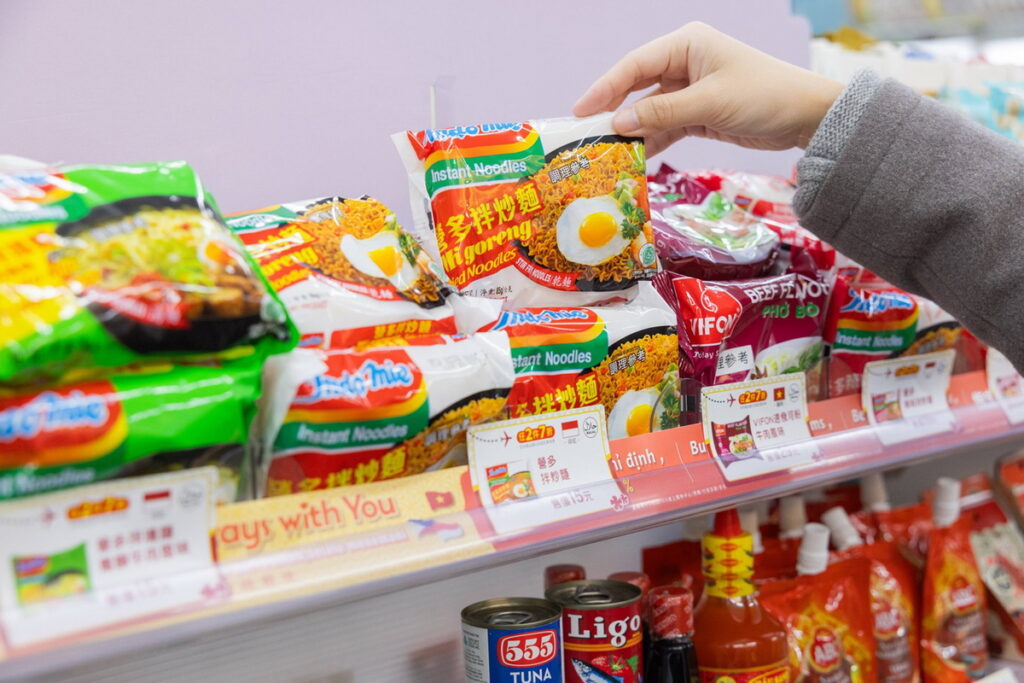 東南亞商品專區」以泡麵、休閒食品銷售最好。