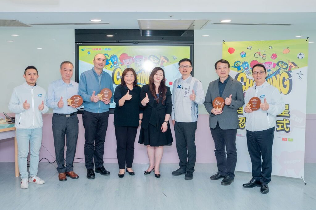新北市理財之星學校認證儀式合影,圖左起為新北市政府教育局林奕成科長、新北市永和區頂溪國小方文誼校長、新北市永和區永和國小莊朝欽校長、未來親子業務部何瑋總經理、保誠人壽客戶暨行銷長劉美美、新北市政府教育局張明文局長、新北市板橋區莒光國小林義祥校長、新北市板橋區後埔國小黃清海校長。