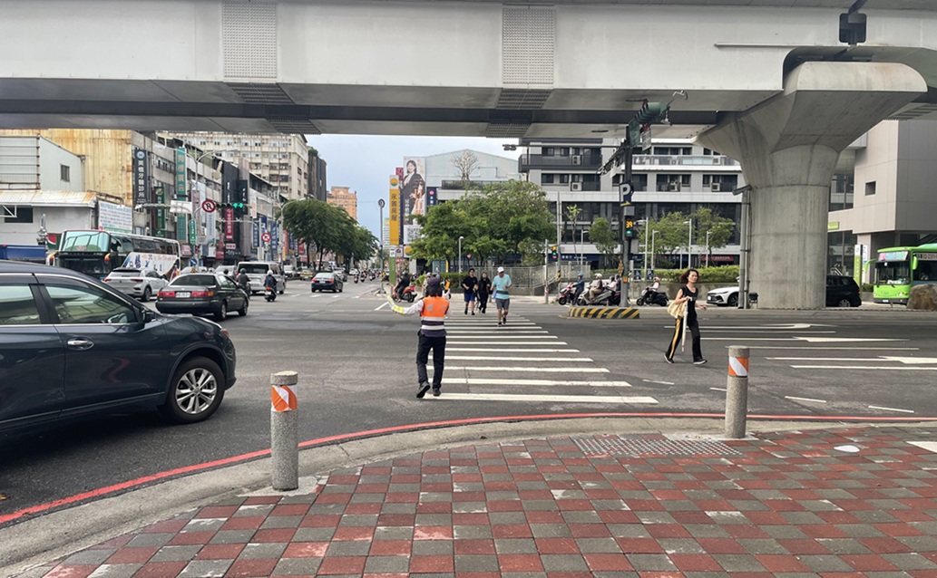 ▲圖說:清明連假來臨,行經壅塞路段請遵循現場員警交管人員指揮前進 (圖/台中市政府 提供)