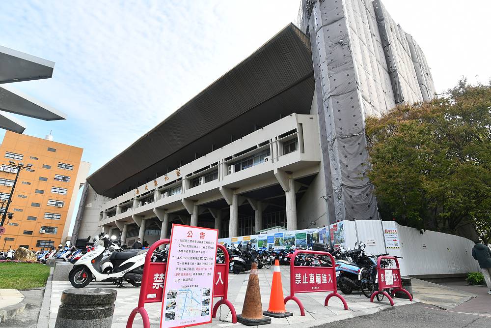 彰化縣府施工禁大甲媽香客 縣府:圖書館、美術館前廣場可供休息 220 彰化縣府施工禁大甲媽香客 縣府:圖書館、美術館前廣場可供休息 219