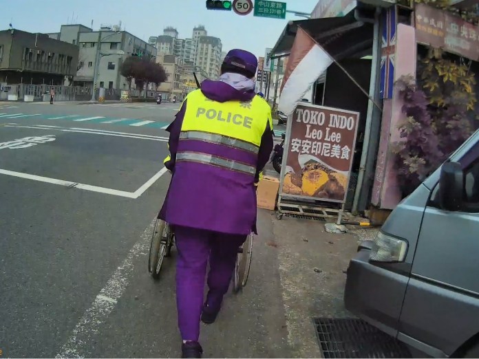 男子因1事路旁「倒退嚕」壢警暖心出手送返家 54 626565 2