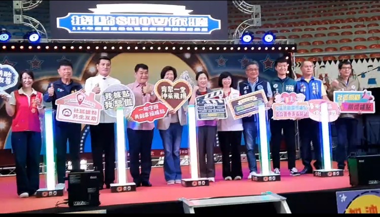 黃(左3))委員親自出席東縣政府在台東縣立體育館辦理「114年社區照顧關懷據點年度成果展示活動」。(圖/黃仁國會辦公室)