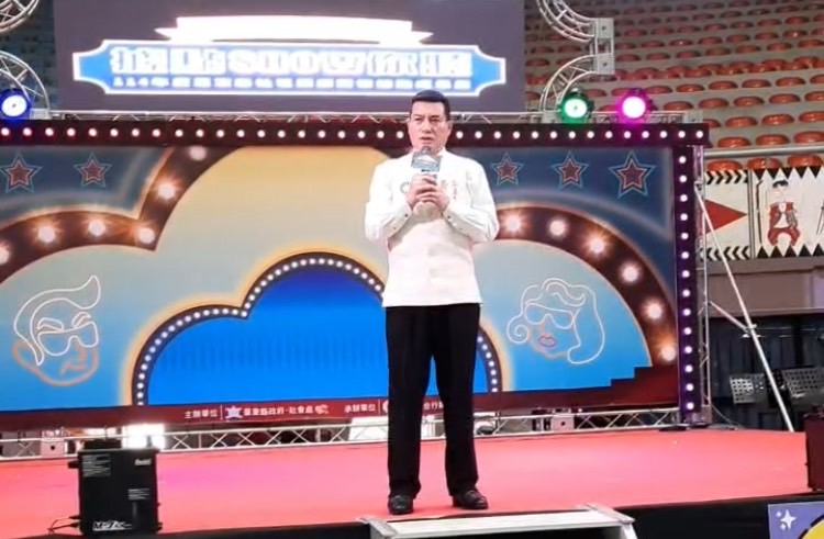 致詞時,黃仁用阿美族母語向現場逾1500名出席鄉親長者問好,隨即簡約闡述他在立法院透過跨黨派合作,年初已經推動三讀完成壯世代政策與產業發展促進法。(圖/黃仁國會辦公室)
