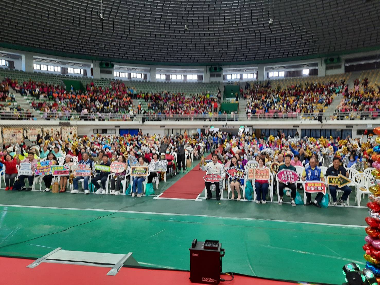 黃仁偕愛妻王春梅工同出席,肯定並全力配合台東縣政府關注高齡議題,為台東打造溫暖友善的銀髮家園,現場和千位族人長輩齊聚同樂。(圖/黃仁國會辦公室)