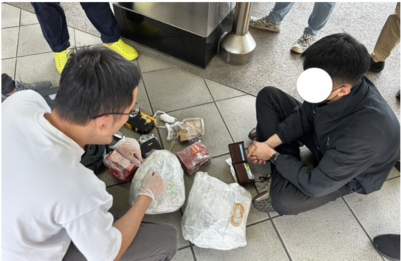 警方逮捕嫌犯並查獲贓物。(刑事局提供)