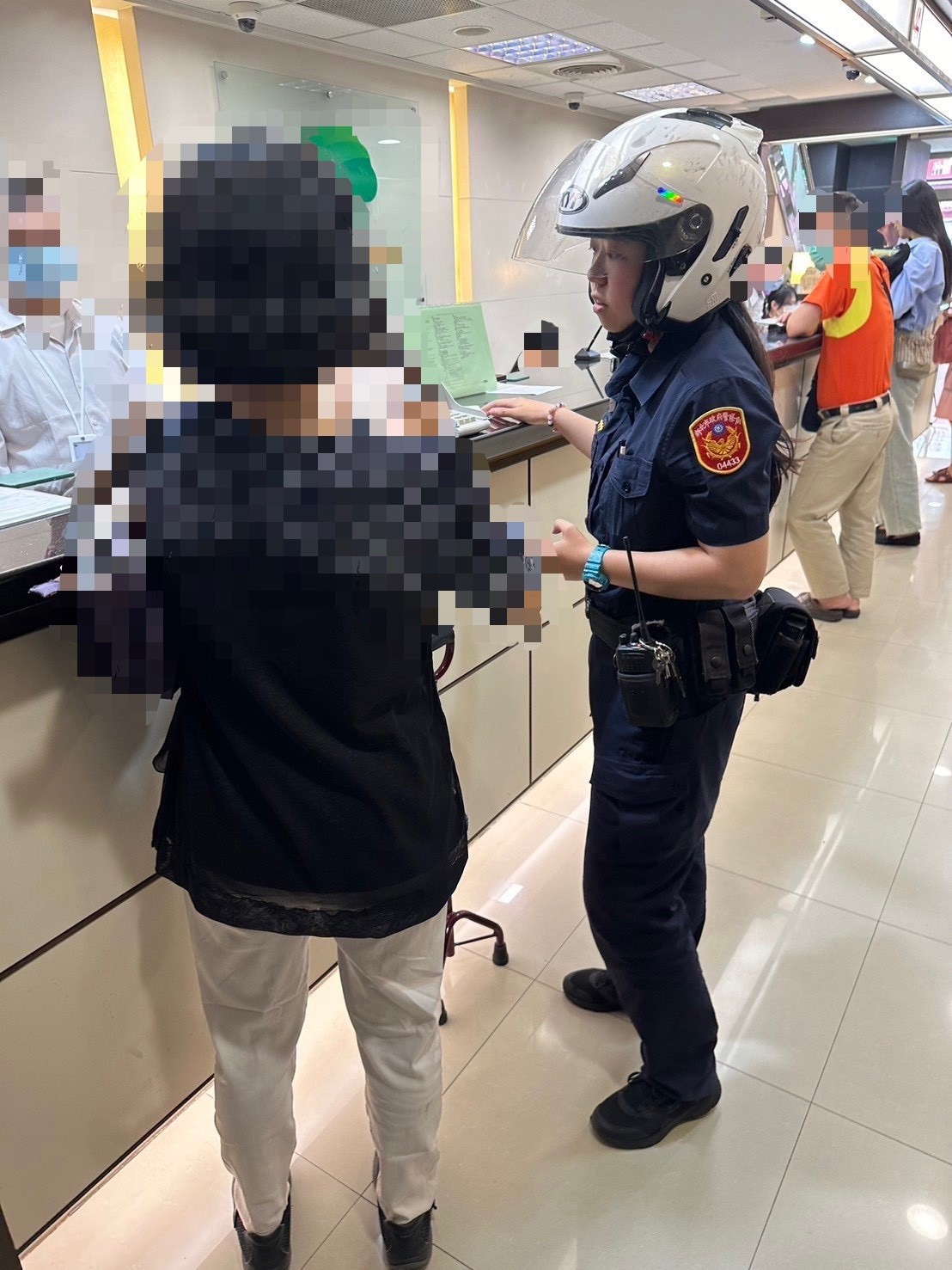 《圖說》新北警與金融機構合作，共同防止臨櫃詐騙。〈警察局提供〉