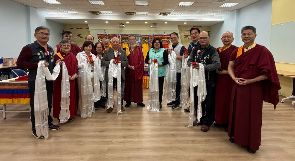 《圖說》世界佛教正心會於嘉義高中舉辦觀音法會,該會指導上師恆性嘉措仁波且(中)與貴賓合影,左二為陳和慧。〈正心會提供〉