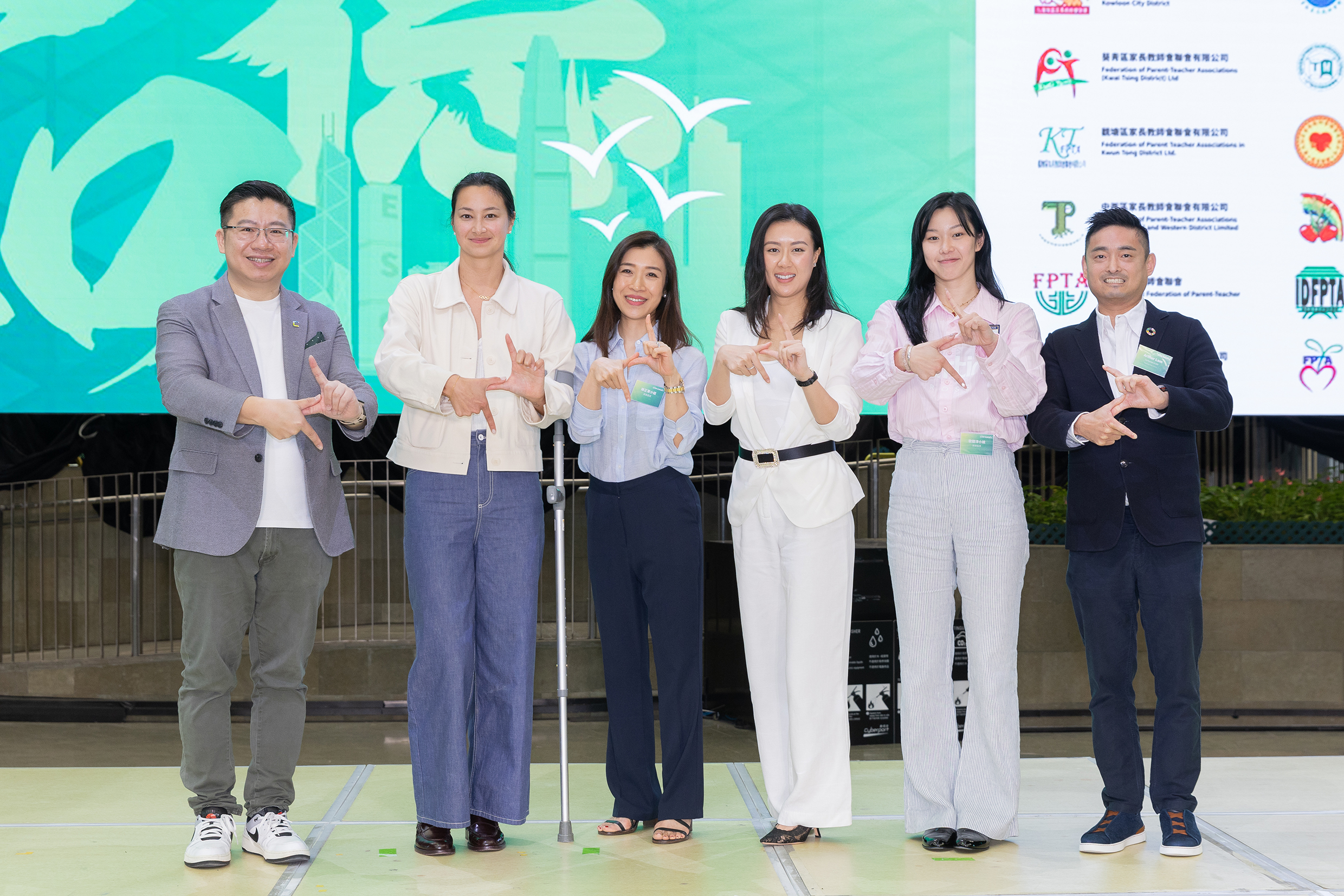 數碼港智慧生活組總監蔡偉傑先生(左一) 、庫瓦有限公司創辦人兼行政總裁林忠澤先生(右一)與 4 一眾星級講者合照，包括: 五屆奧運香港游泳運動員代表歐鎧淳小姐(右二)、香港女子游泳運動 員代表鄭莉梅小姐(左二)、莫沛嘉小姐(右三) 、陳芷菁小姐(左三) 。