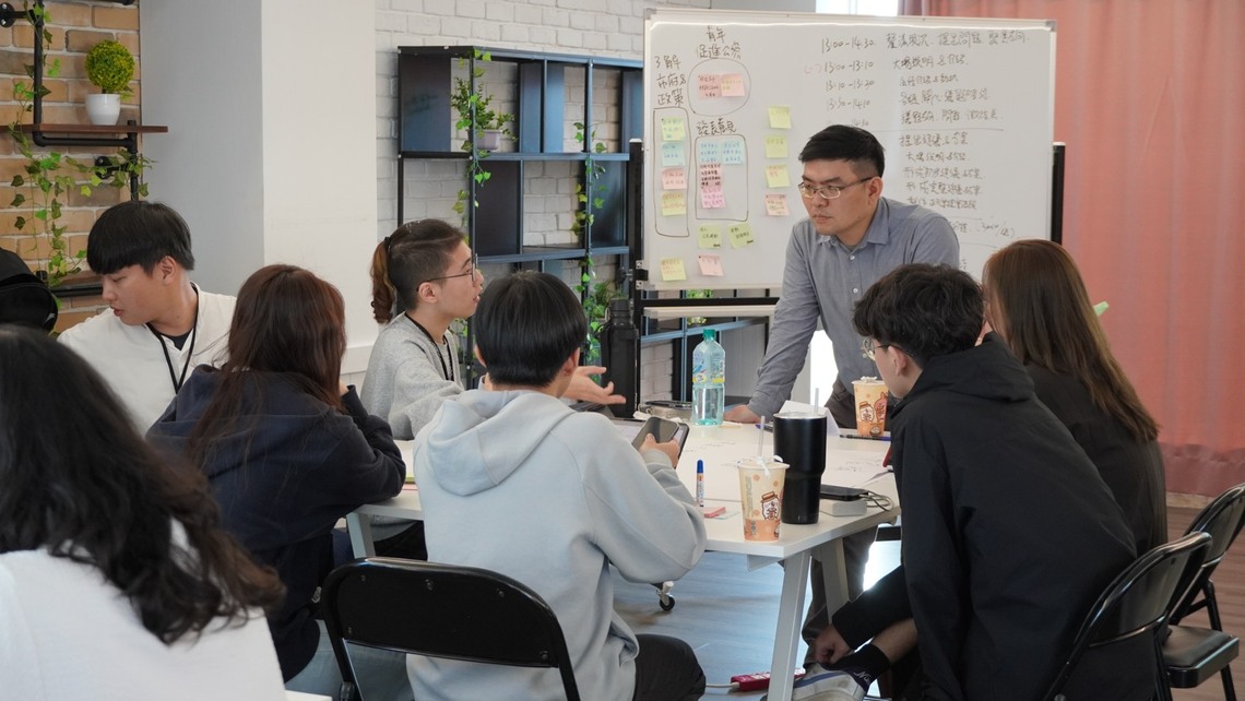 為提升青年參與公共事務的能力,高市青年局前(23)日邀請第四屆青年事務委員會委員,齊聚雄校聯社團養成實驗室舉辦「與局長有約暨提案工作坊」。(青年局提供)