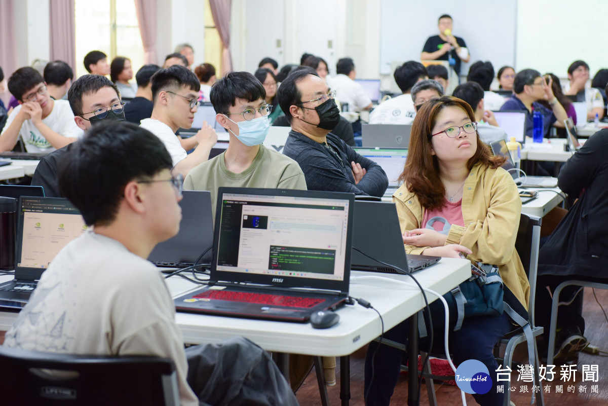 中原大學與NVIDIA共同舉辦全台首場大型語言模型工作坊，培育AI人才。