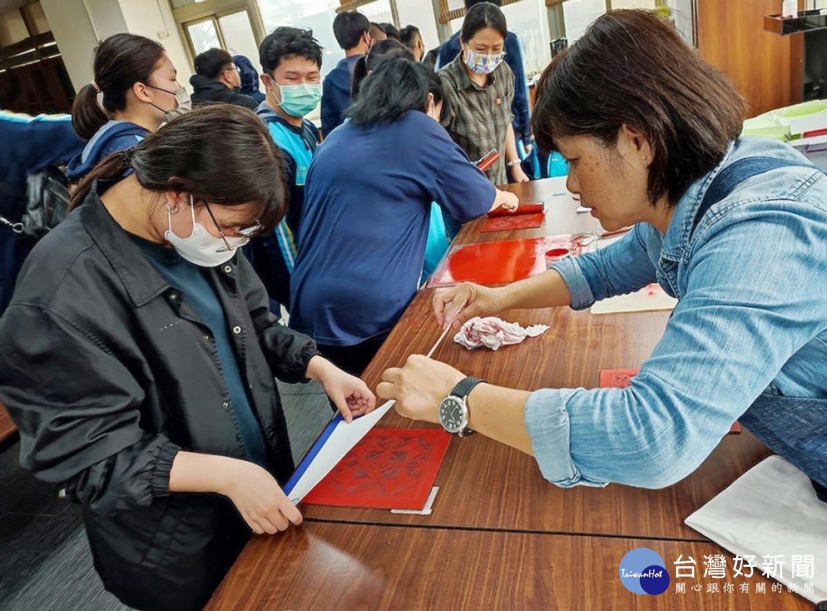 多元及培力就業計畫」提案說明會於4/18在竹南鎮中美里活動中心辦理,邀請苗栗縣在地文化推廣協會帶領體驗並認識版畫藝術。