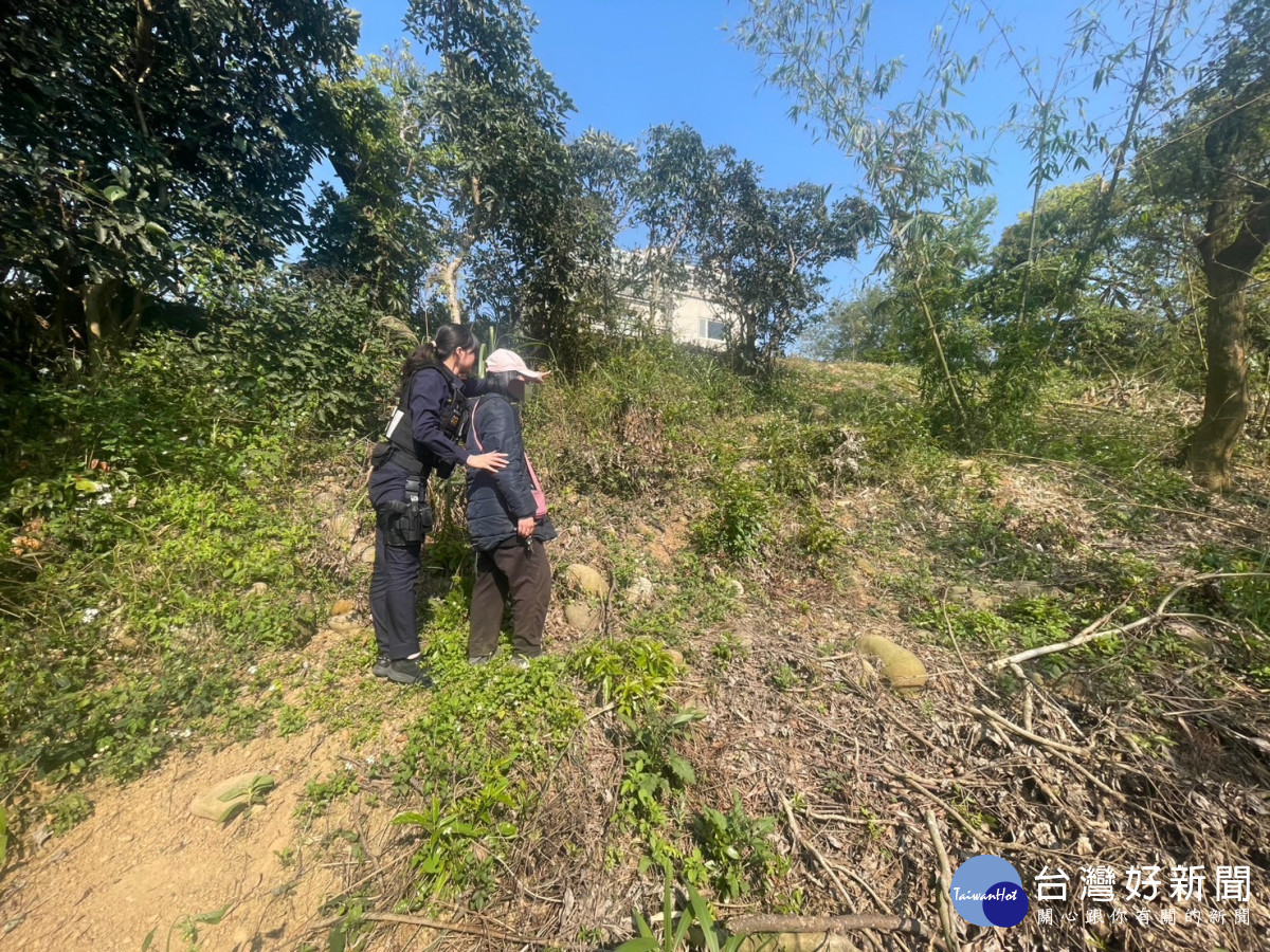 失智婦人失聯，家屬報案請警方協尋，警方順利找到婦人協助返家。