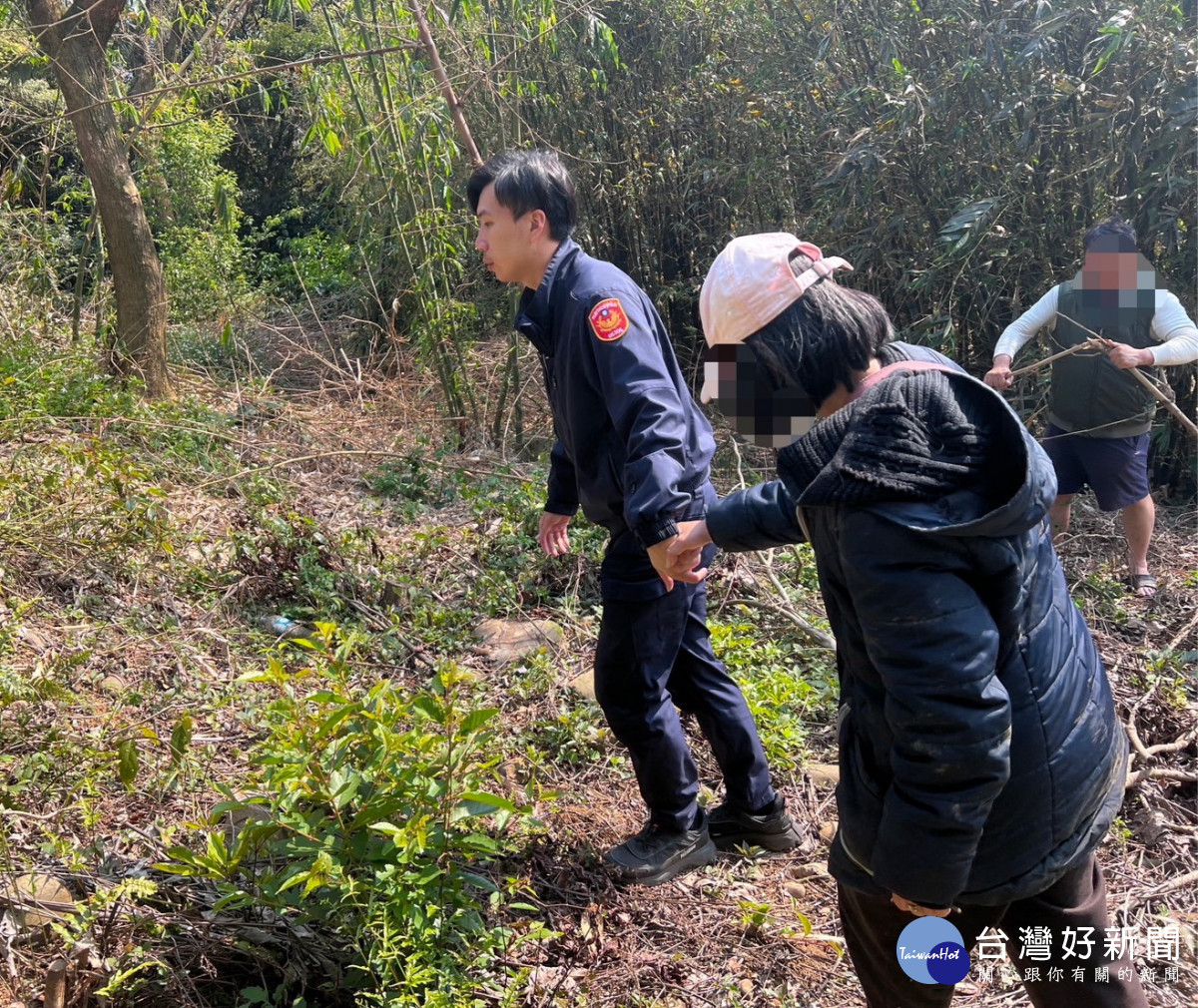 失智婦人失聯，家屬報案請警方協尋，警方順利找到婦人協助返家。