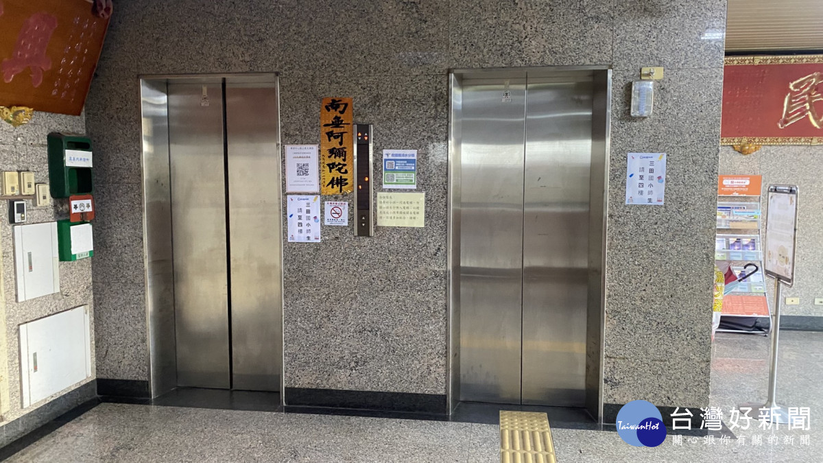 台中市清水區農會大樓電梯使用逾32年，近年頻繁故障，曾有老農被困40分鐘，外頭貼有「南無阿彌陀佛」，令人聯想到求平安。