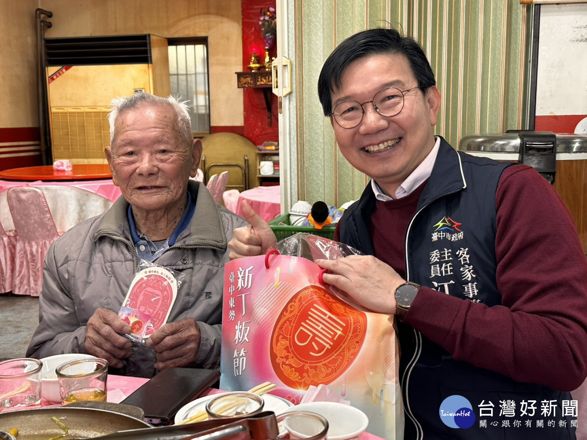 台中市政府客委會主委江俊龍致贈溫馨小物給李人生。