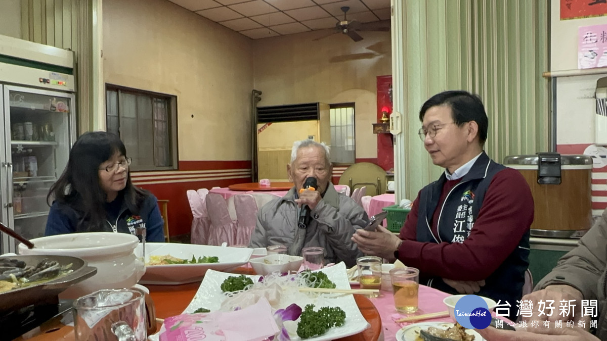 山歌班百歲學員李人生即興唱演唱,獲得滿堂彩。
