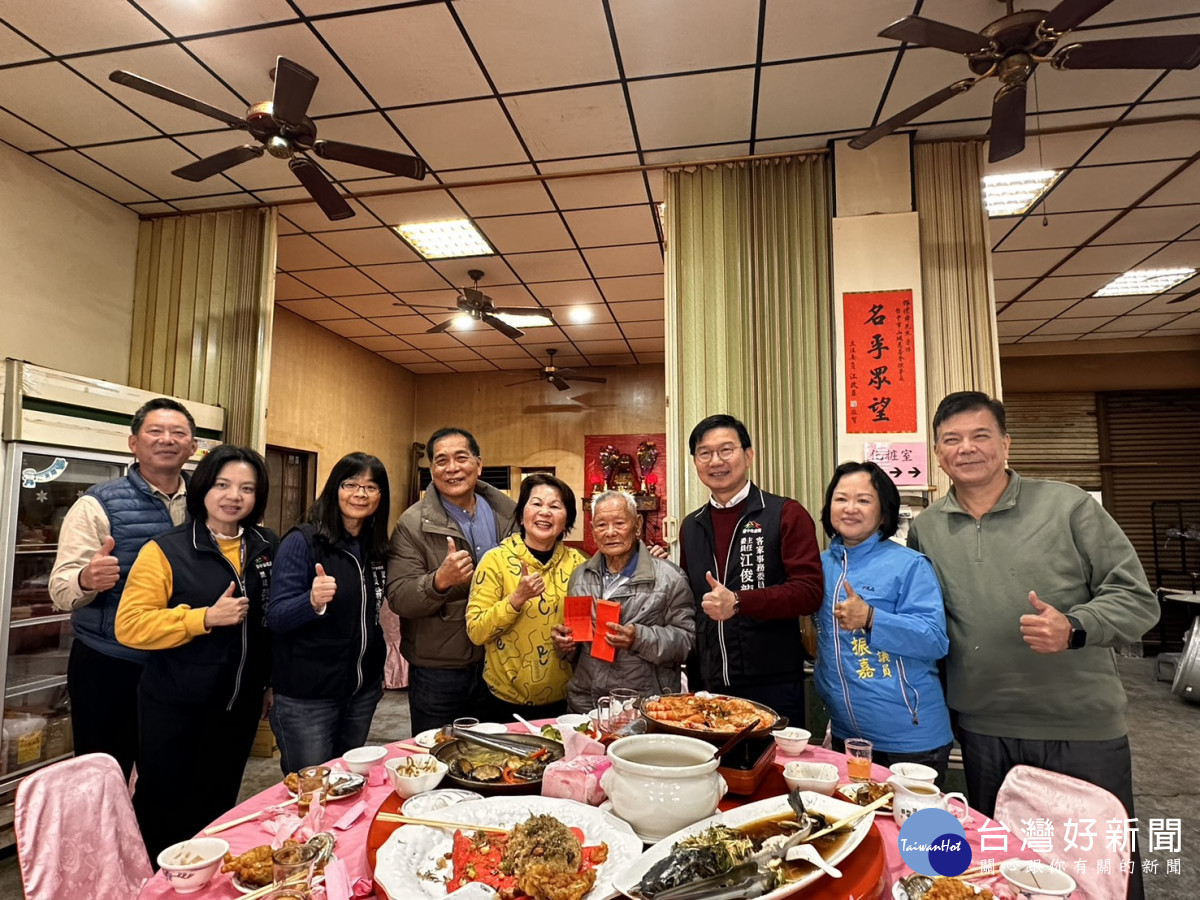 賴仁政老師(左四)邀山歌班同學餐敘同樂。