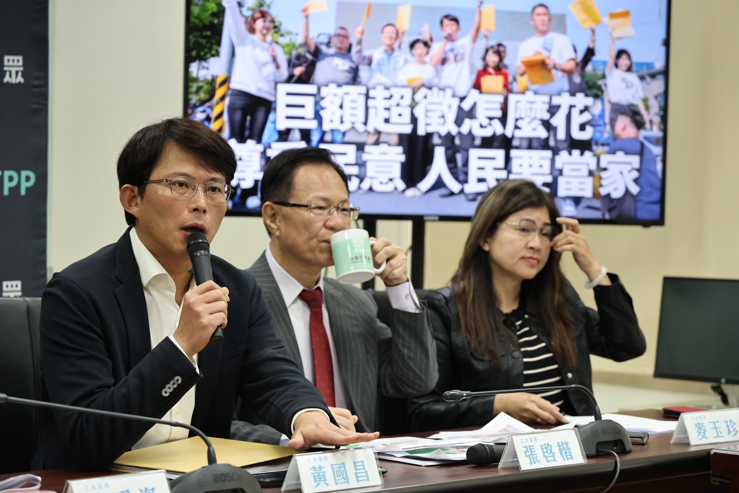 針對北檢分他字案調查「民眾之聲」抖內,黃國昌25日批評,拿去年的冷飯重炒。林啟弘攝