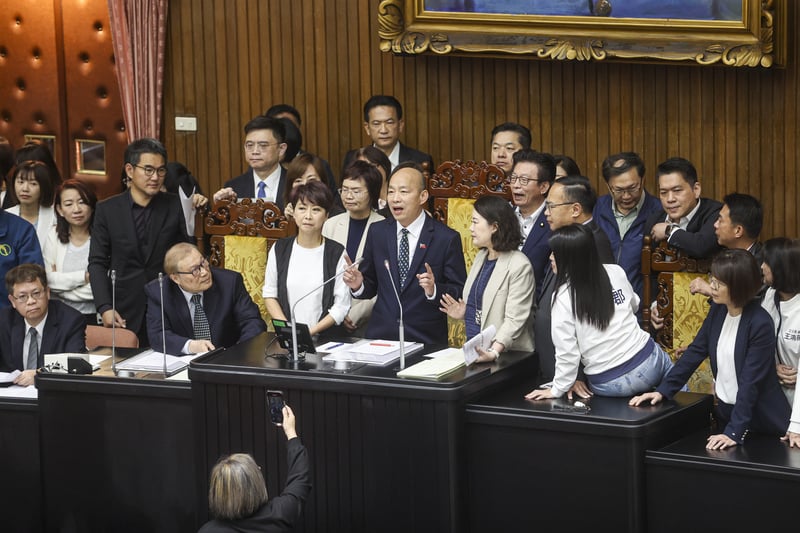民進黨立委占領主席台抗議,立法院長韓國瑜(中)宣布休息。中央社