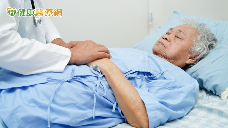 85歲高齡嬤大動脈阻塞「急性腦中風」 跨院合作成功挽救生命