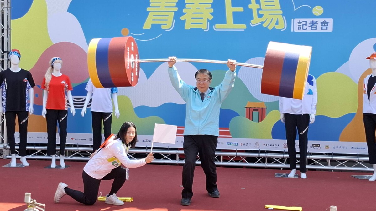 ▲舉重好手方莞靈，指導黃偉哲市長抓舉與挺舉，兩人互動讓現場增添不少歡笑。（圖／記者陳彥霖攝2025.3.25）