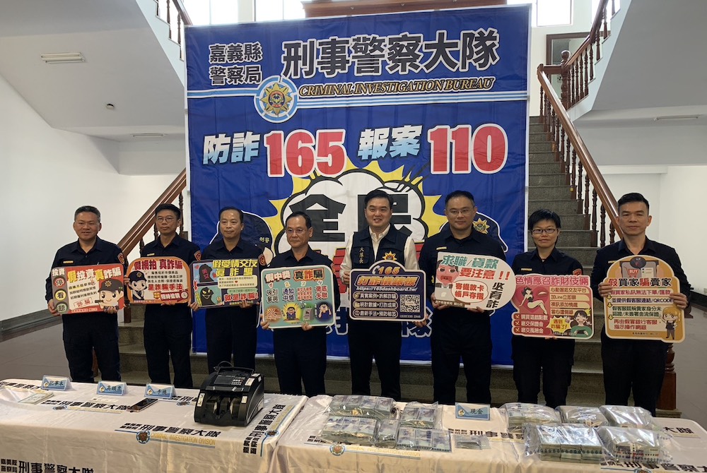 嘉義縣警察局李哲權局長(右五)帶領宣誓打擊詐欺犯罪。(圖/記者陳惲朋攝)