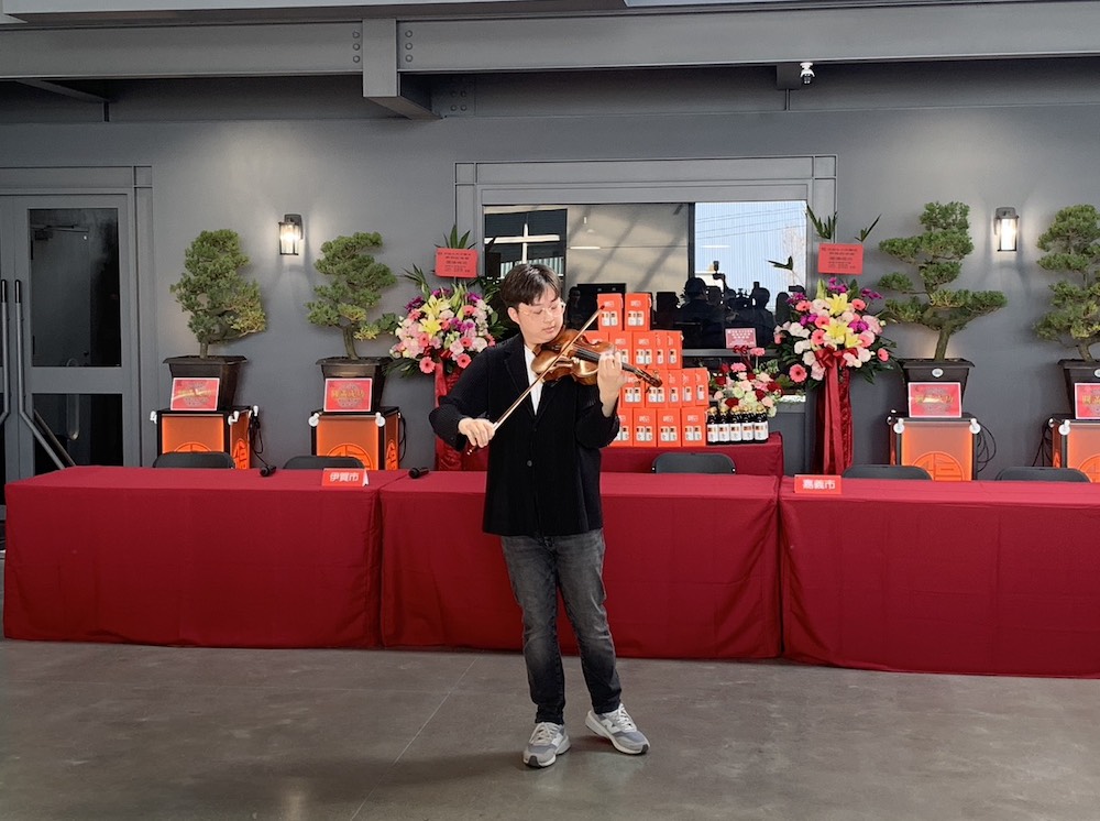 董事長的兒子馬家偉為以小提琴演奏台灣民謠《望春風》為合作簽約儀式作完美ending。（圖/記者陳惲朋攝）
