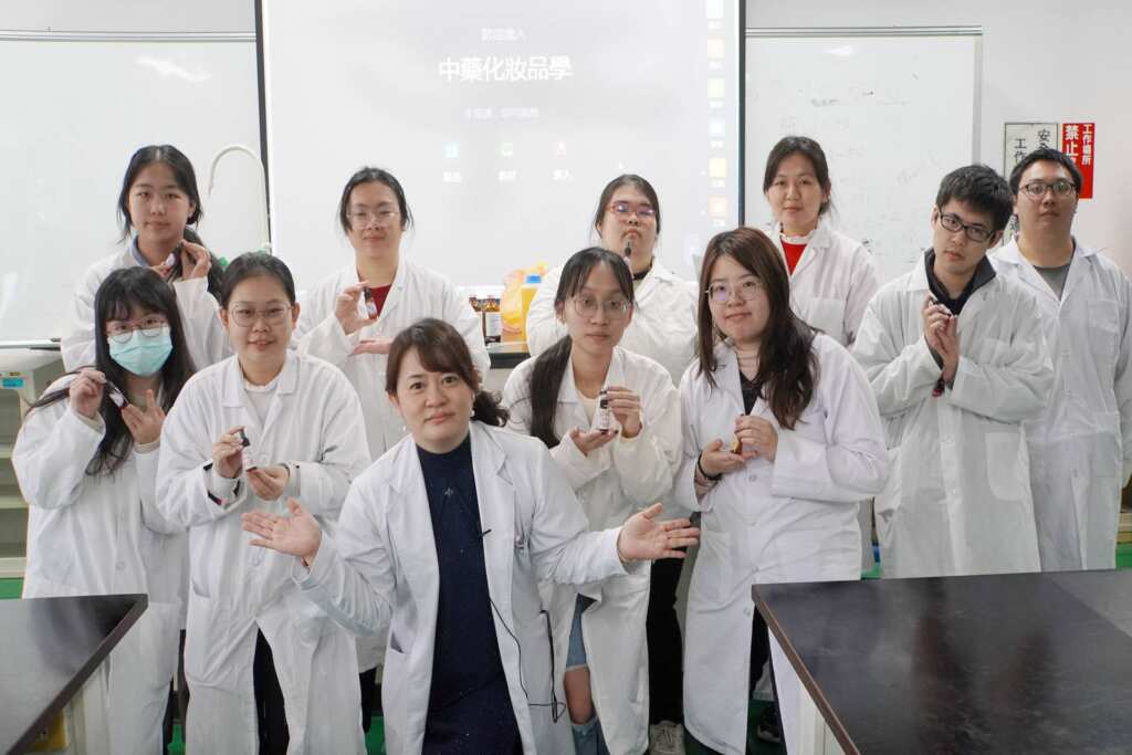 ▲大葉大學藥保系張淑微老師(前排中)的中藥化妝品學課程獲教育部教學實踐獎助。（記者林明佑翻攝）
