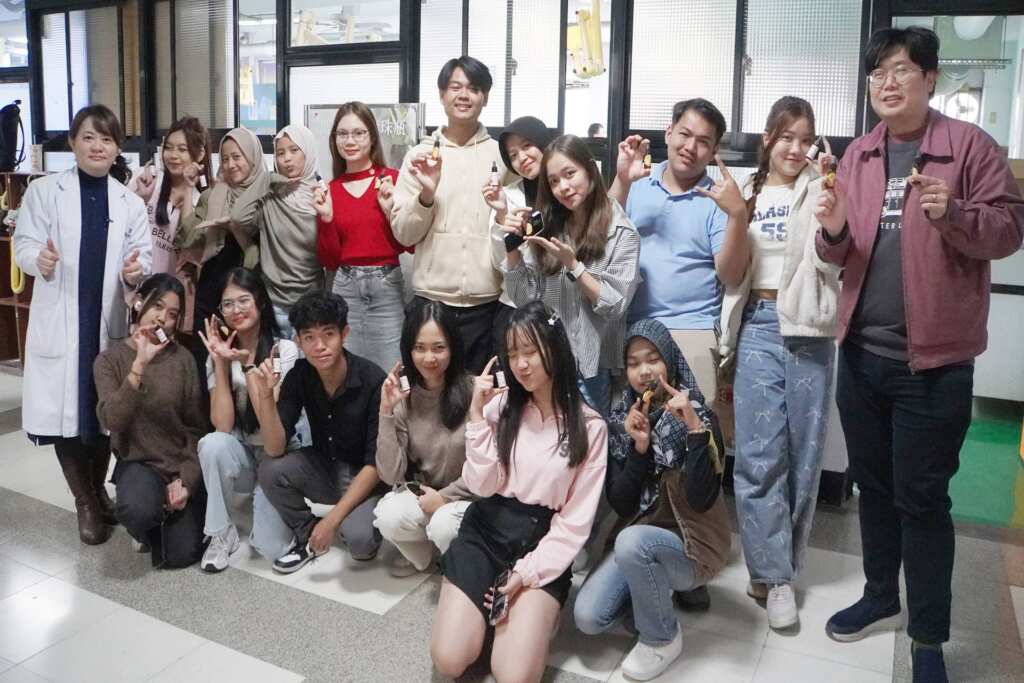 ▲大葉大學藥保系舉辦生物多樣性應用共築永續微學程實作工作坊，國際學生開心體驗。（記者林明佑翻攝）