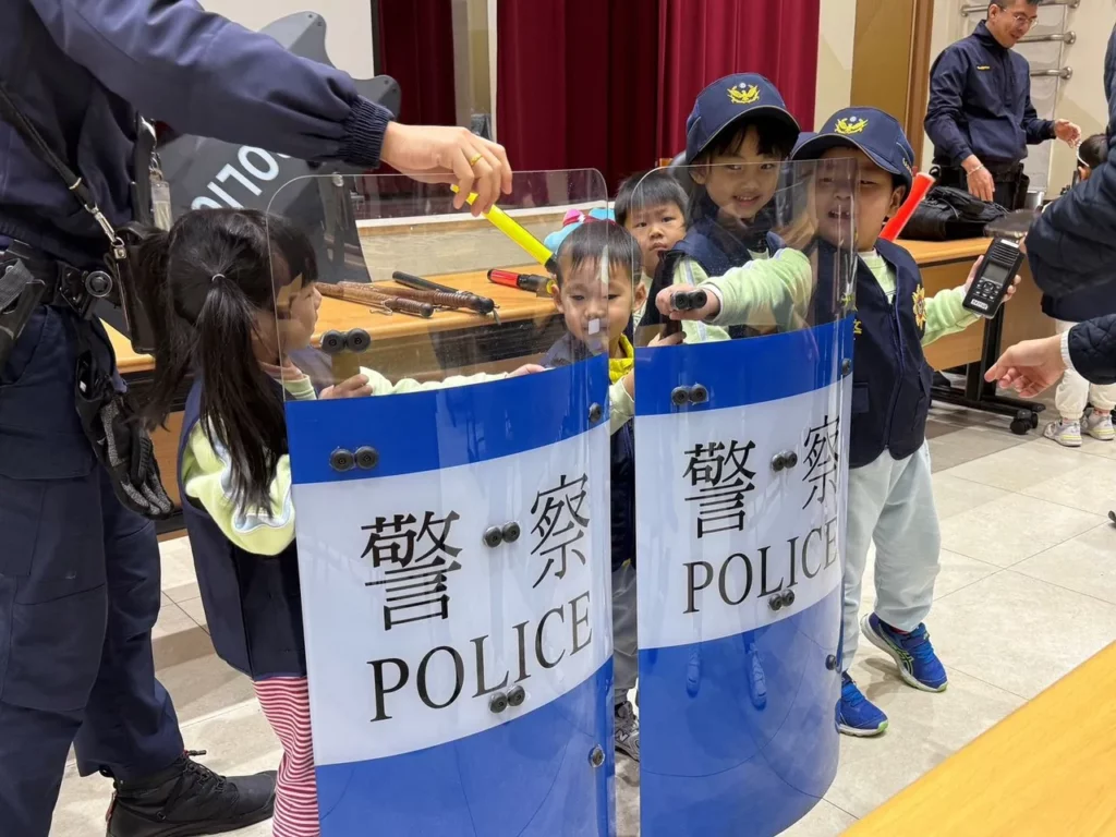 士林分局的波麗士精心設計了多項互動式的警察勤務體驗,包括交通指揮、警用小機車巡邏及警用裝備介紹等,將學習與遊戲結合